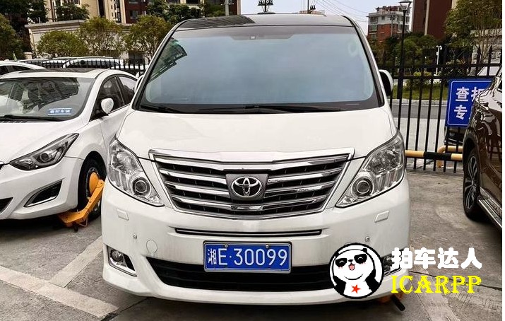 车牌号为湘E30099丰田牌埃尔法商务车一辆